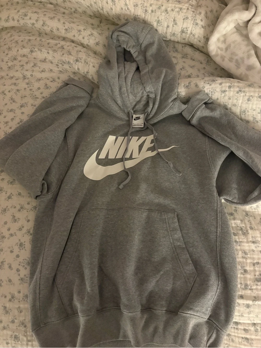 grey nike sweatshirt